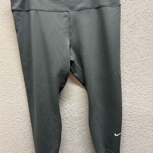 Nike Women’s XXL cropped Black Leggings with Small White Swoosh